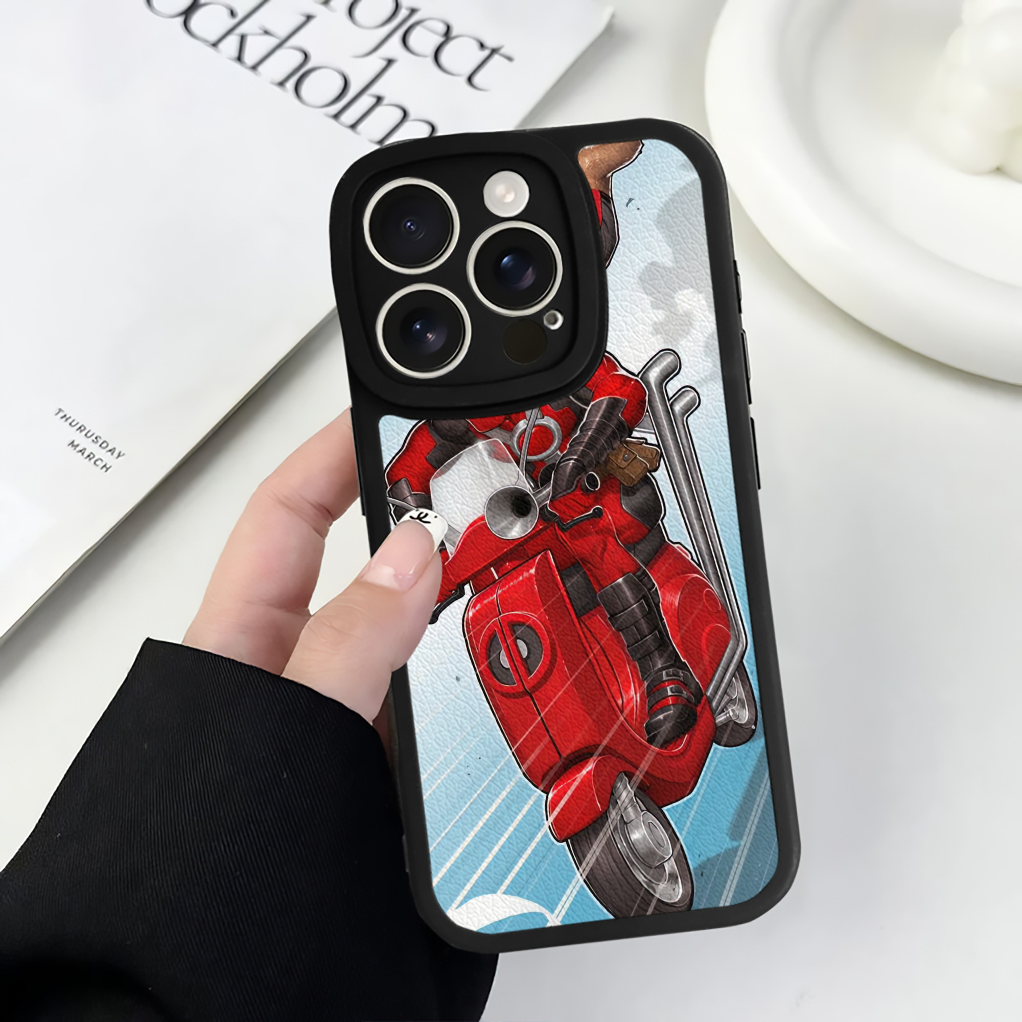 （画像用） Deadpool デッドプール 【iPhone 16シリーズ対応】シリコンスマホケース（レザー調） 材質：シリコン